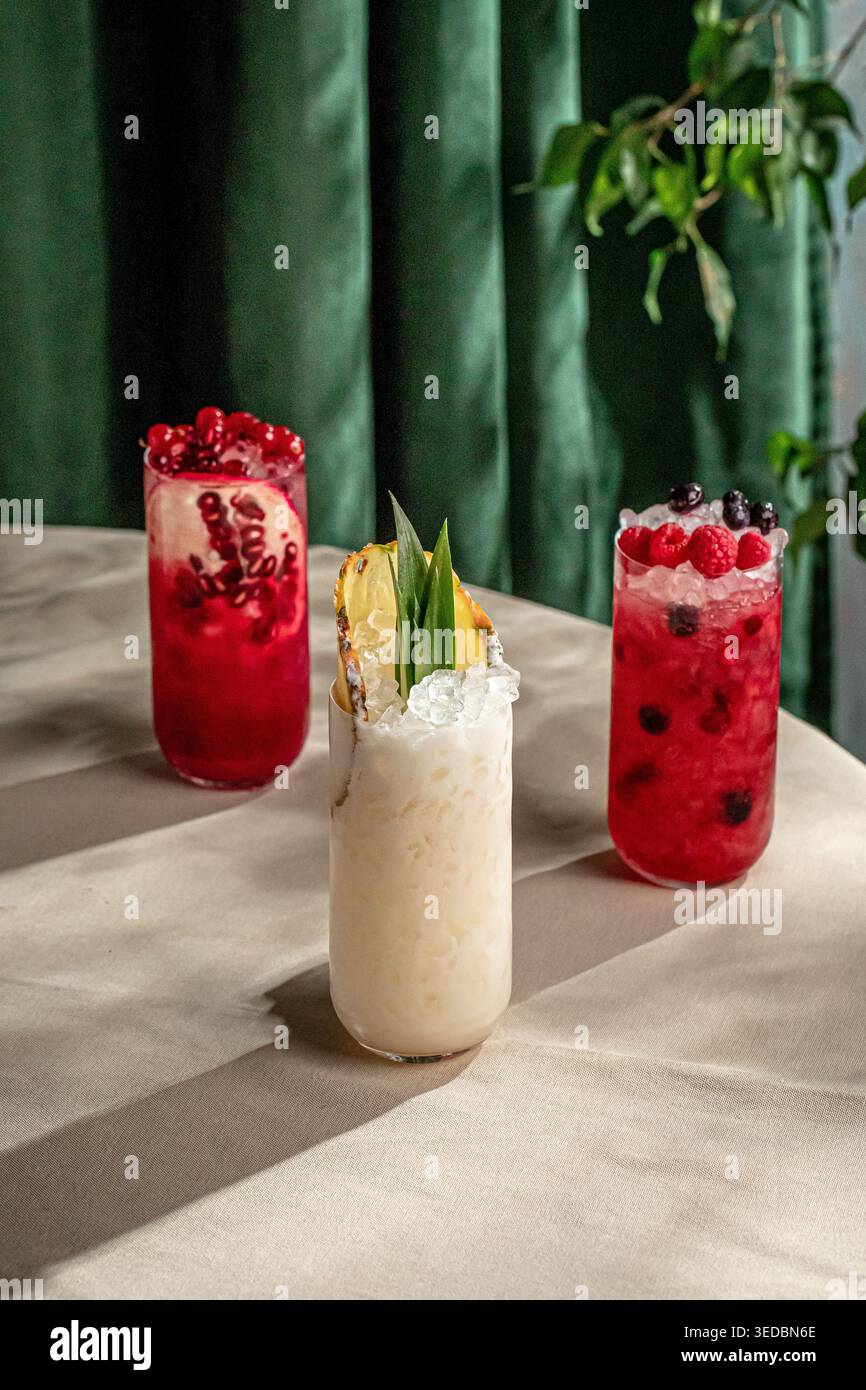 Cocktails assortis avec baies et garniture tropicale Banque D'Images
