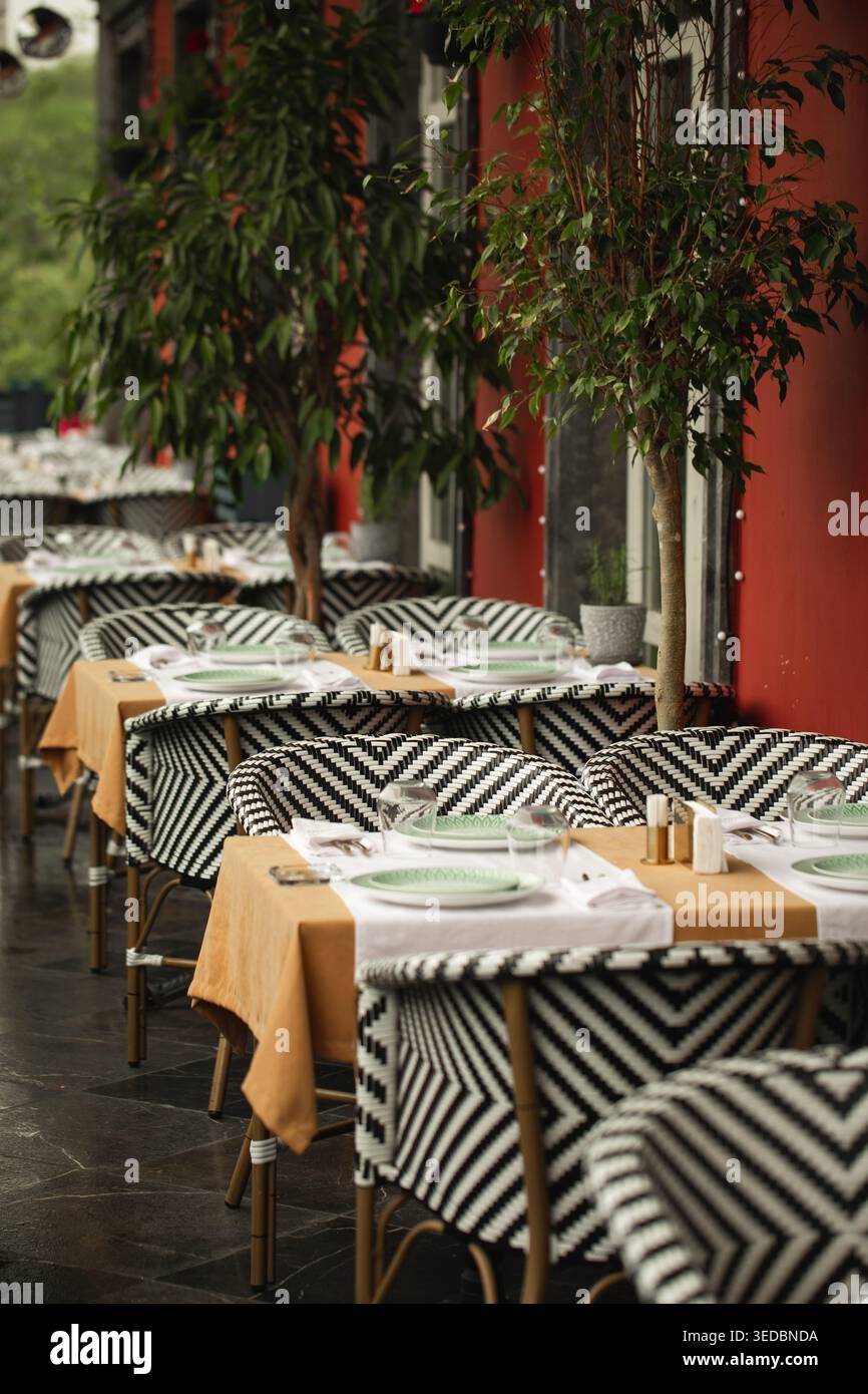 Terrasse de café extérieure avec tables et chaises Banque D'Images