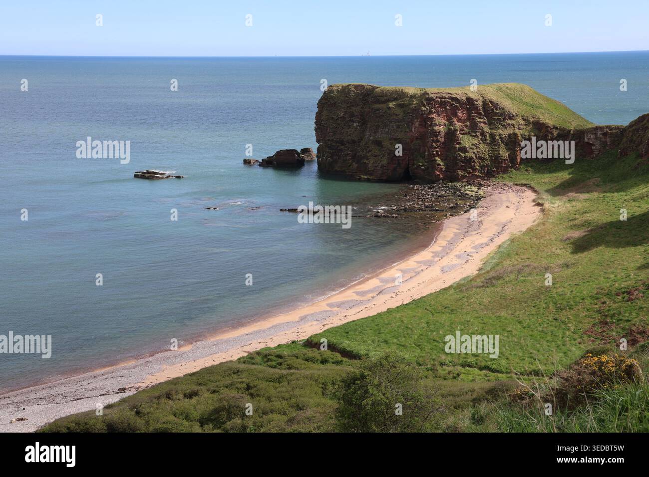 Falaises de grès rouge et sable doré Carlingheugh Bay Angus Écosse mai 2026 Banque D'Images