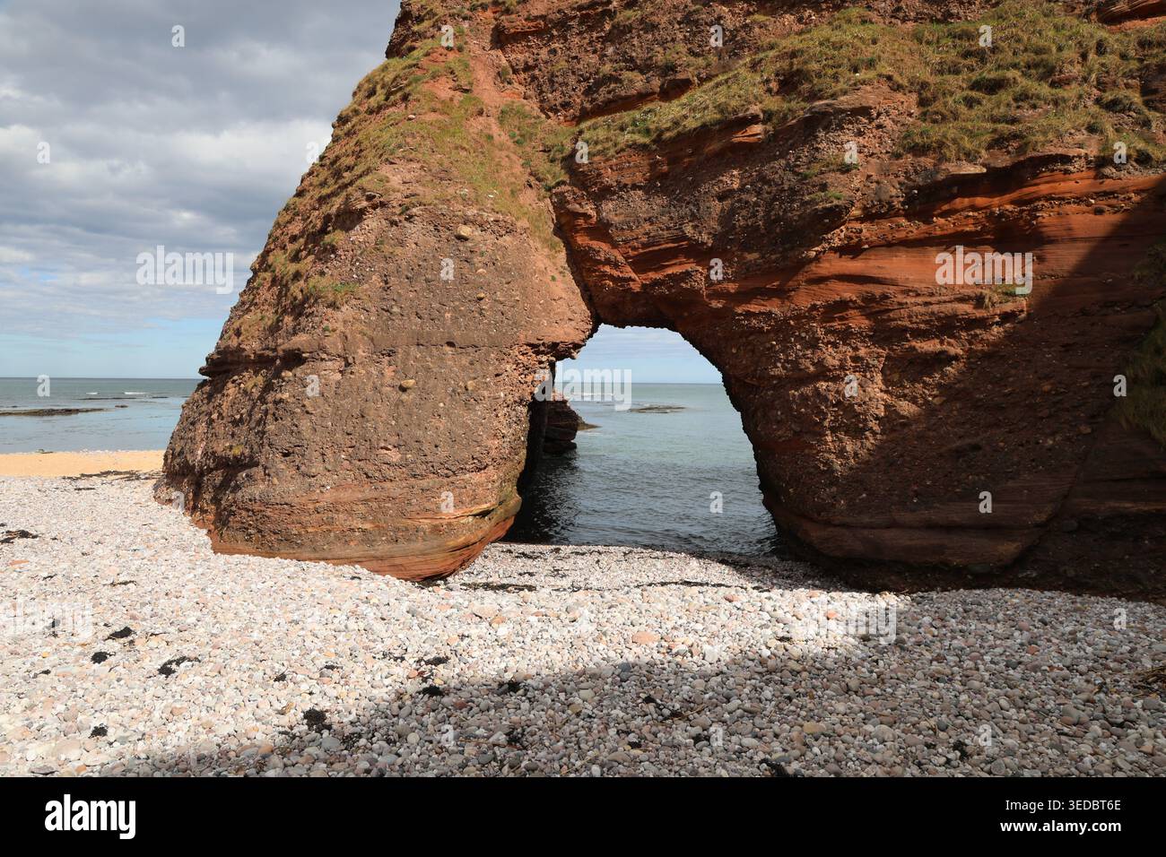 Arc rocheux sur la baie de Carlingheugh Angus Écosse mai 2026 Banque D'Images