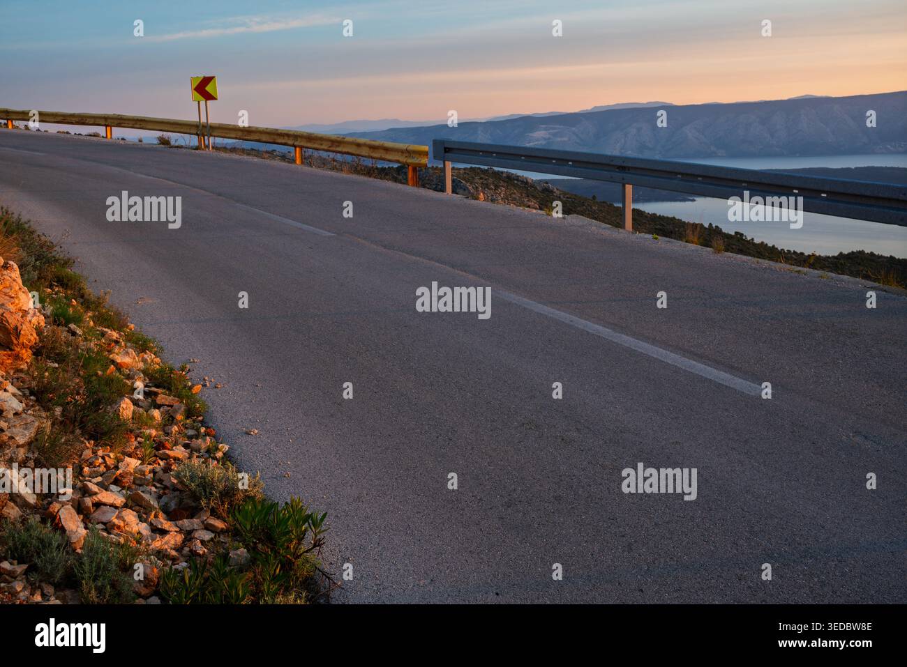 Une route sinueuse spectaculaire sur l'île de Hvar, baignée par la lumière du soleil levant Banque D'Images