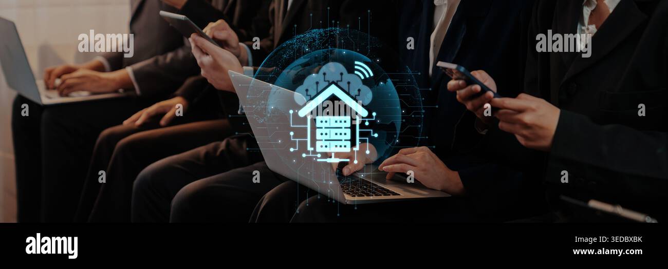 Les professionnels utilisent des appareils mobiles et des ordinateurs portables lors d'un événement de réseautage, mettant en lumière les thèmes de la connectivité numérique et de la domotique Banque D'Images
