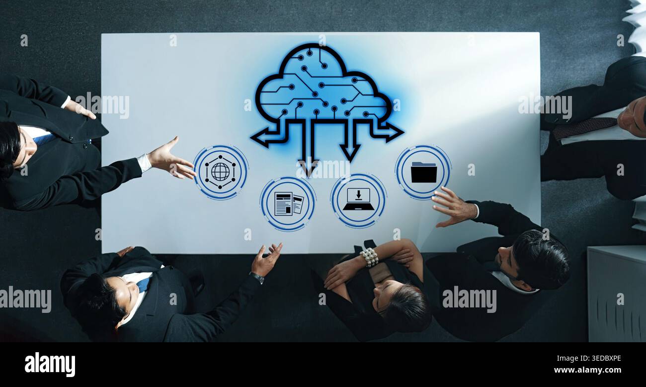 Un groupe de professionnels s'engage dans une discussion sur les stratégies de cloud computing dans un bureau moderne, mettant en valeur le travail d'équipe et l'innovation Banque D'Images