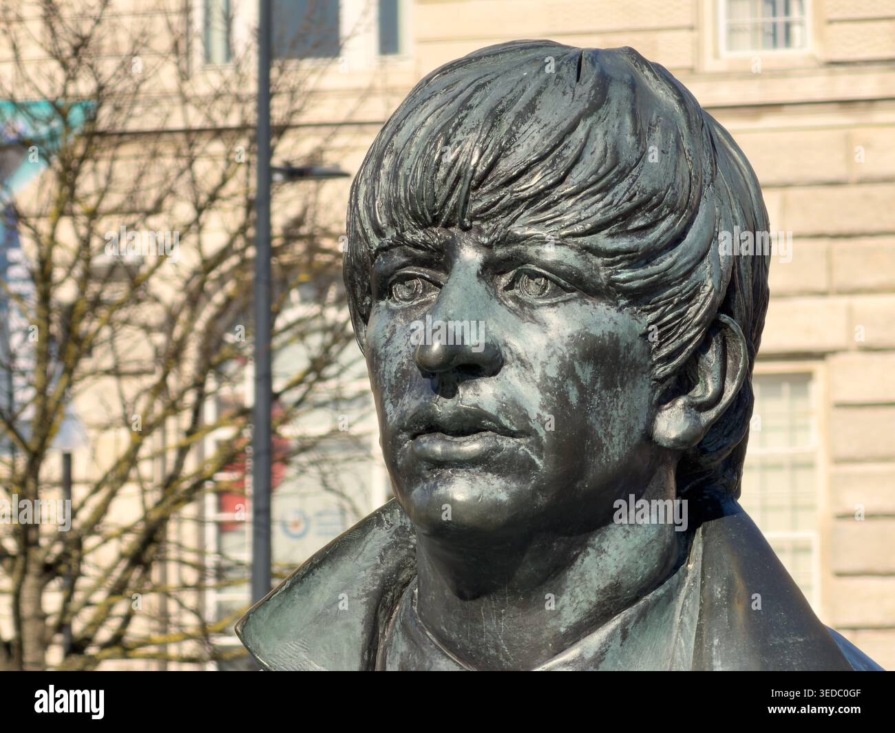 LIVERPOOL, MERSEYSIDE, ANGLETERRE - 19 AVRIL 2026 : vue rapprochée détaillée de la statue de bronze de Ringo Starr, qui fait partie du groupe de statues des Beatles Banque D'Images
