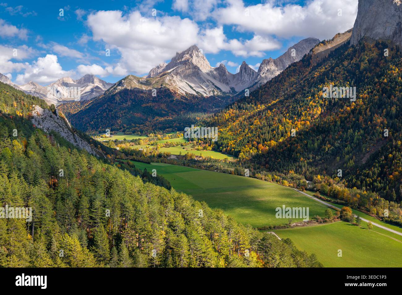 Vue aérienne automnale du Vallon de la Jarjatte dans le Parc naturel régional du Vercors. Sommets du massif de la Devoluy avec forêt colorée, Drôme, France Banque D'Images