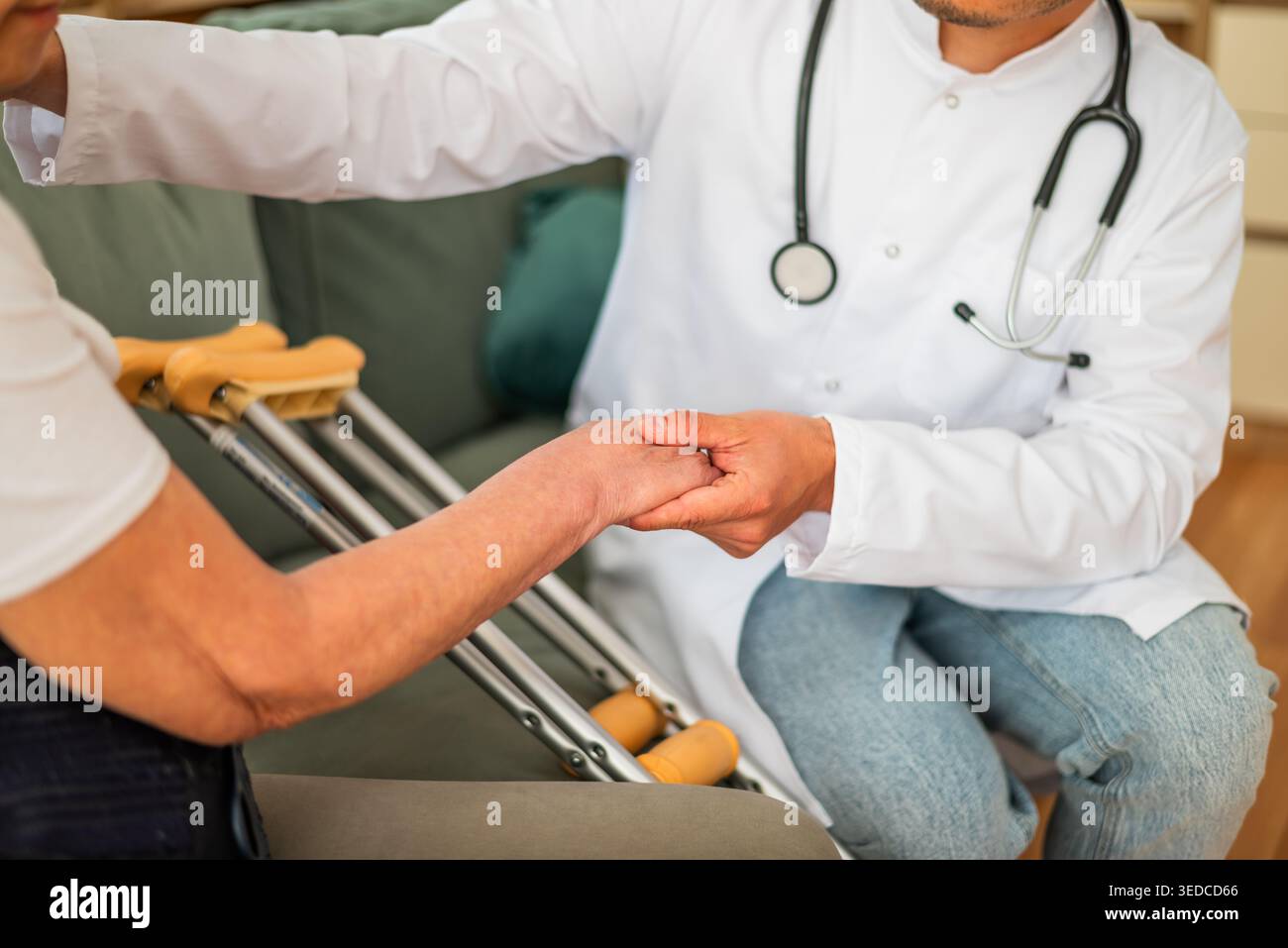 Gros plan d'un médecin tenant la main d'un patient orthopédique. Banque D'Images