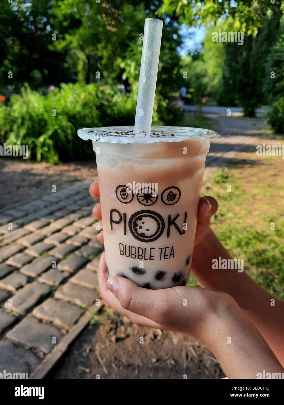 Petropavlovsk, Kazakhstan - 11 juin 2025. Thé au lait sucré avec perles de tapioca dans une tasse à la main. Banque D'Images