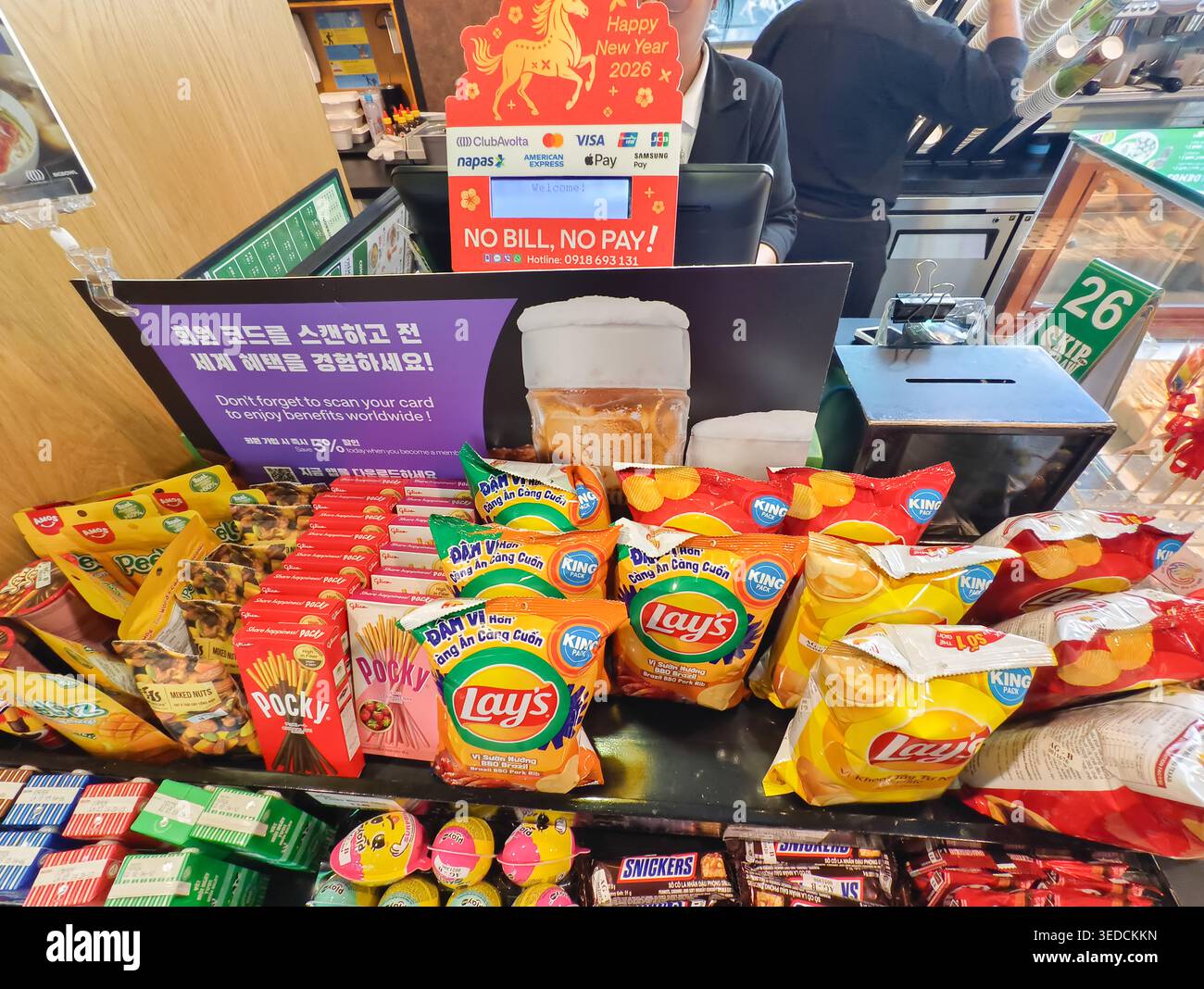 Comptoir de caisse avec divers articles de collation, sacs de croustilles Lay's et Pocky, Heineken Bar & Kitchen, aéroport de Phu Quoc, Vietnam Banque D'Images