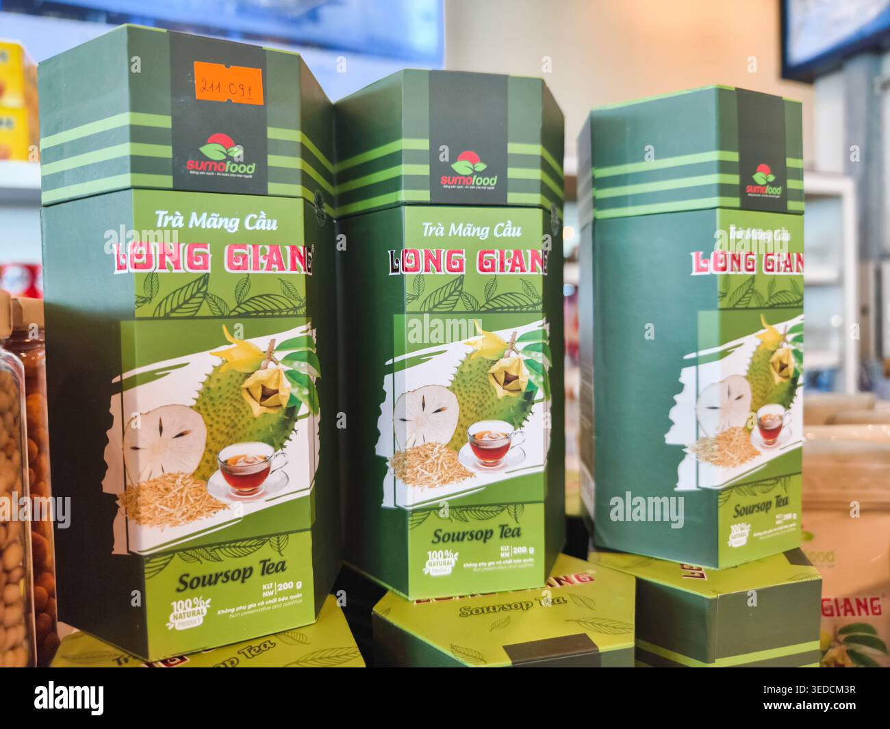 Thé long Giang Soursop produit par Sumofood Vietnam dans un paquet cadeau sur une étagère Banque D'Images
