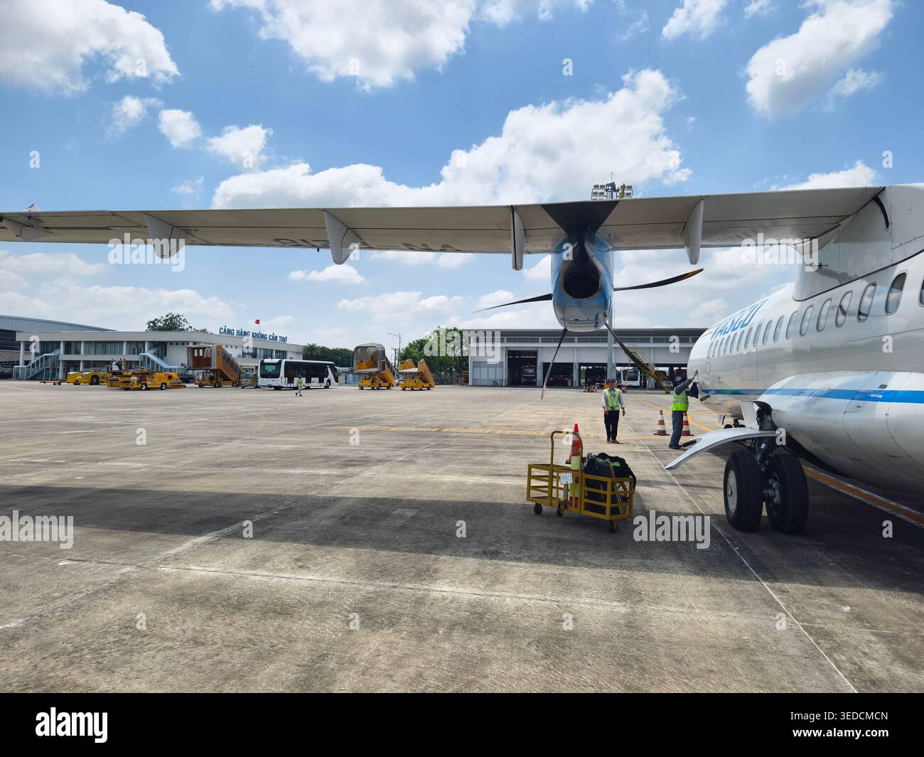 ATR 72 exploité par VASCO (Vietnam Air services Company), une filiale de Vietnam Airlines, tarmac à l'aéroport de Can Tho, Vietnam Banque D'Images