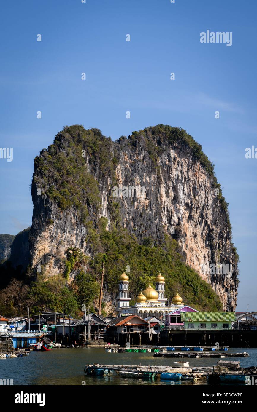 Vue depuis la baie de Phang Nga de Ko Panyi, également connu sous le nom de Koh Panyee, un village de pêcheurs musulman flottant dans la province de Phang Nga, en Thaïlande, remarquable pour être Banque D'Images