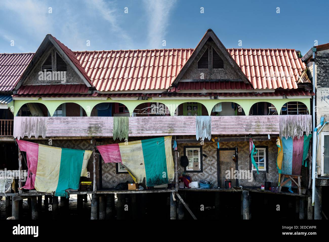 Gros plan de maisons sur l'île de Koh Panyi, également connu sous le nom de Koh Panyee, Thaïlande, un petit village de pêcheurs musulman remarquable pour être construit sur pilotis Banque D'Images