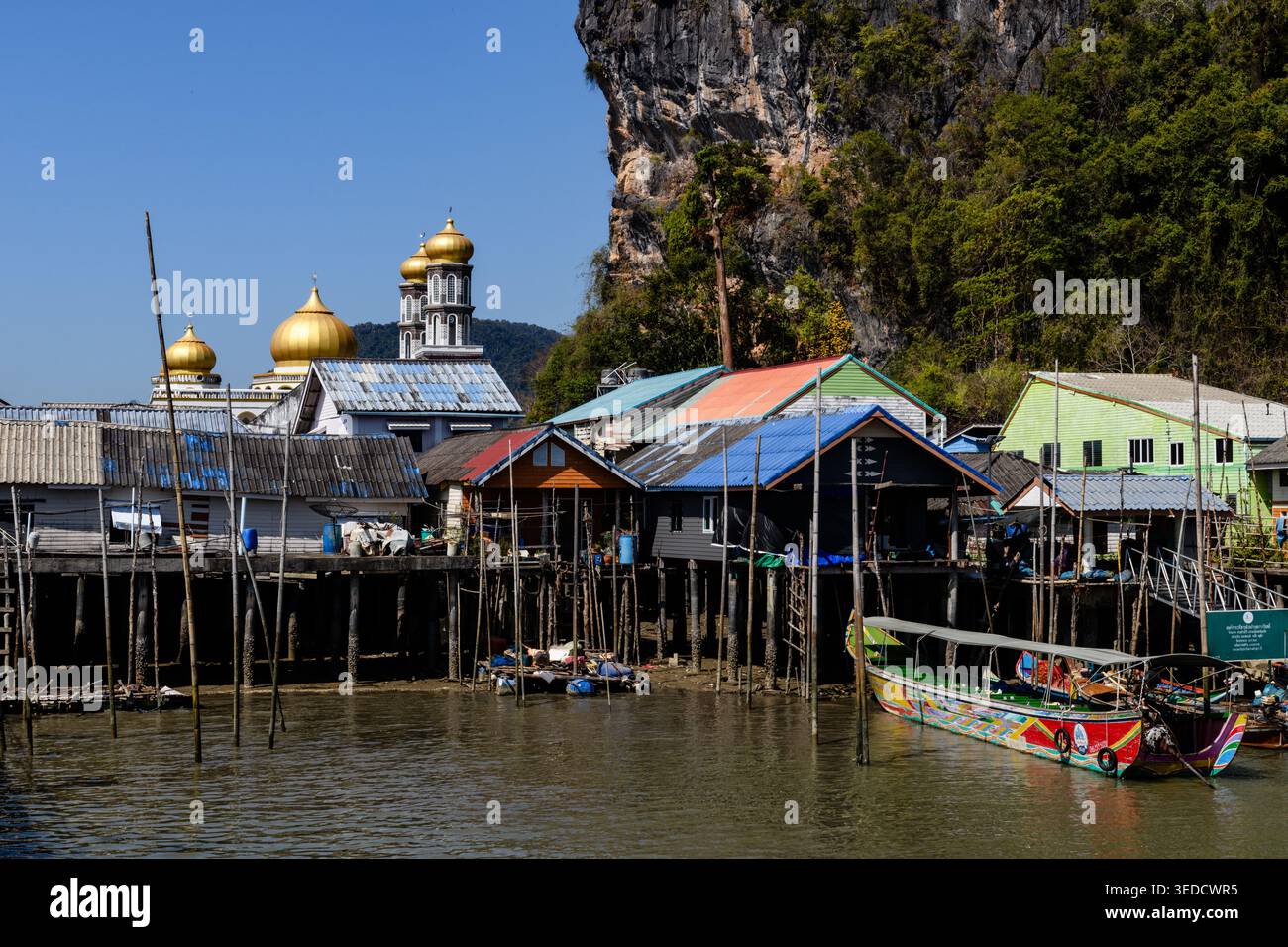 Vue depuis la baie de Phang Nga de Ko Panyi, également connu sous le nom de Koh Panyee, un village de pêcheurs Muslime flottant dans la province de Phang Nga, en Thaïlande, remarquable pour être Banque D'Images