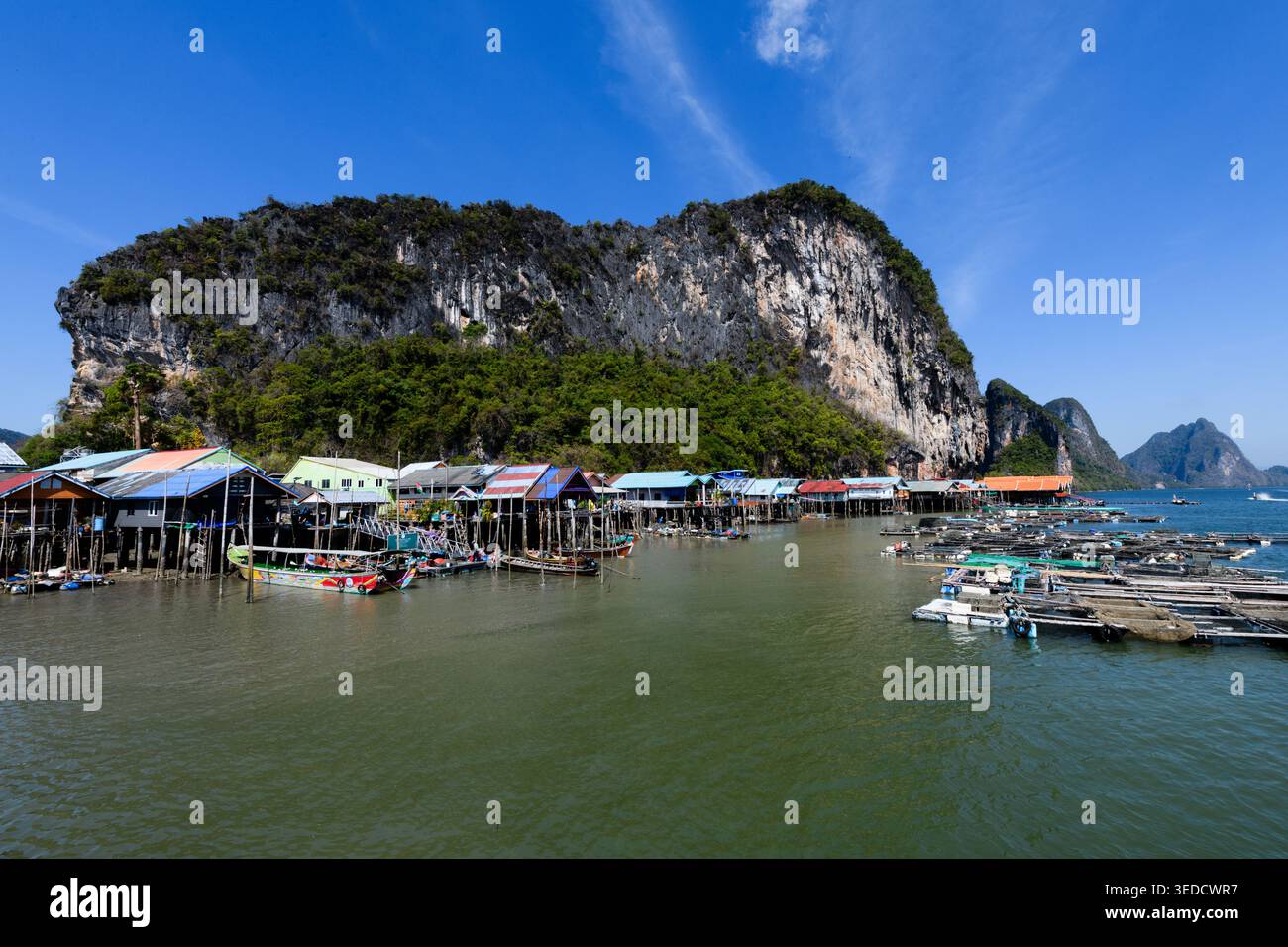 Vue depuis la baie de Phang Nga de Ko Panyi, également connu sous le nom de Koh Panyee, un village de pêcheurs musulman flottant dans la province de Phang Nga, en Thaïlande, remarquable pour être Banque D'Images