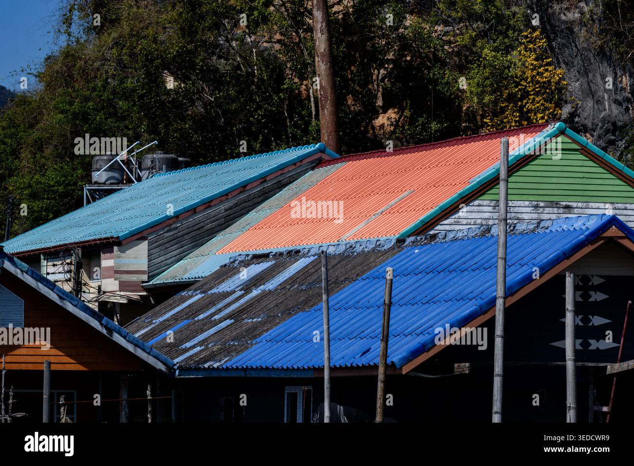 Gros plan de maisons sur l'île de Koh Panyi, également connu sous le nom de Koh Panyee, Thaïlande, un petit village de pêcheurs musulman remarquable pour être construit sur pilotis Banque D'Images