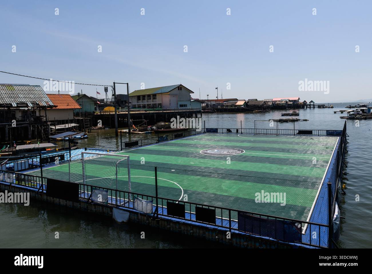 Terrain de football flottant sur Koh Panyi, également connu sous le nom de Koh Panyee, un petit village construit sur pilotis dans la baie de Phang Nga, dans le sud de la Thaïlande. Banque D'Images