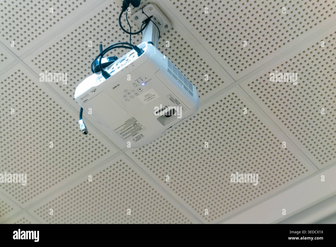 Un projecteur fixé au plafond affiche efficacement le contenu visuel dans un cadre professionnel, améliorant ainsi les présentations et les communications dans les bureaux et c Banque D'Images