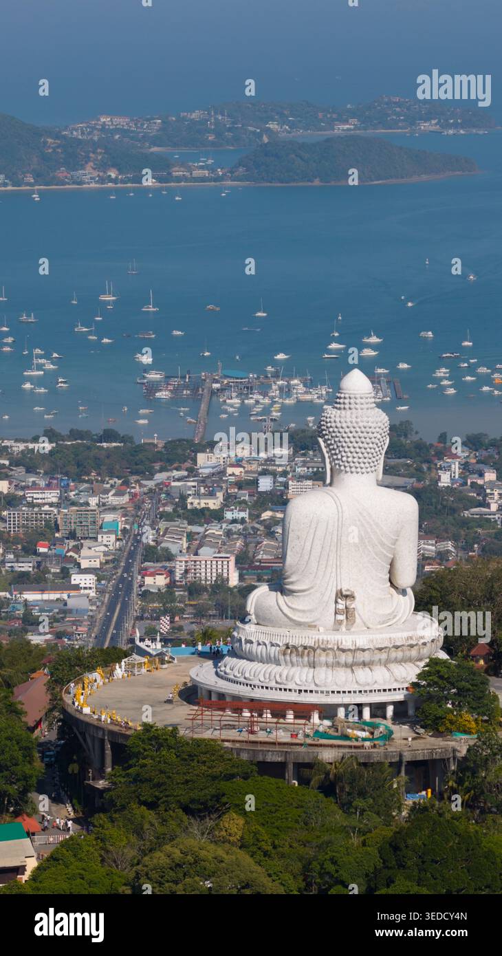Vue aérienne de la statue de Big Buddha surplombant la ville côtière, la baie de Chalong avec de nombreux bateaux, et les îles lointaines sous un ciel bleu clair Tambon Banque D'Images