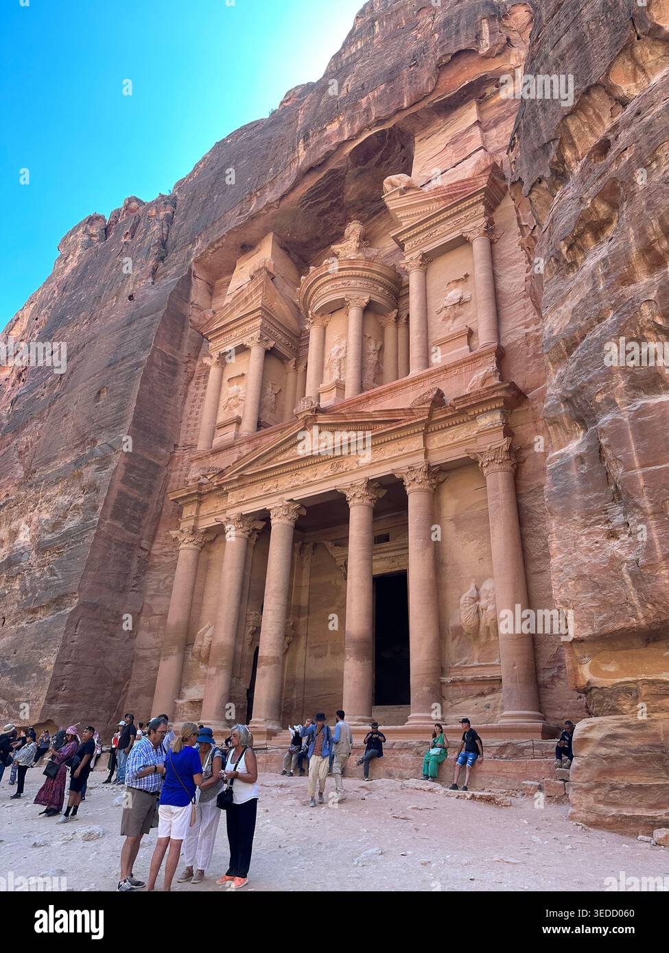 Le Trésor (Al-Khazneh), ancienne façade taillée dans la roche à Pétra, en Jordanie, l'une des sept nouvelles merveilles du monde. - Image de stock capturée avec un smartphone