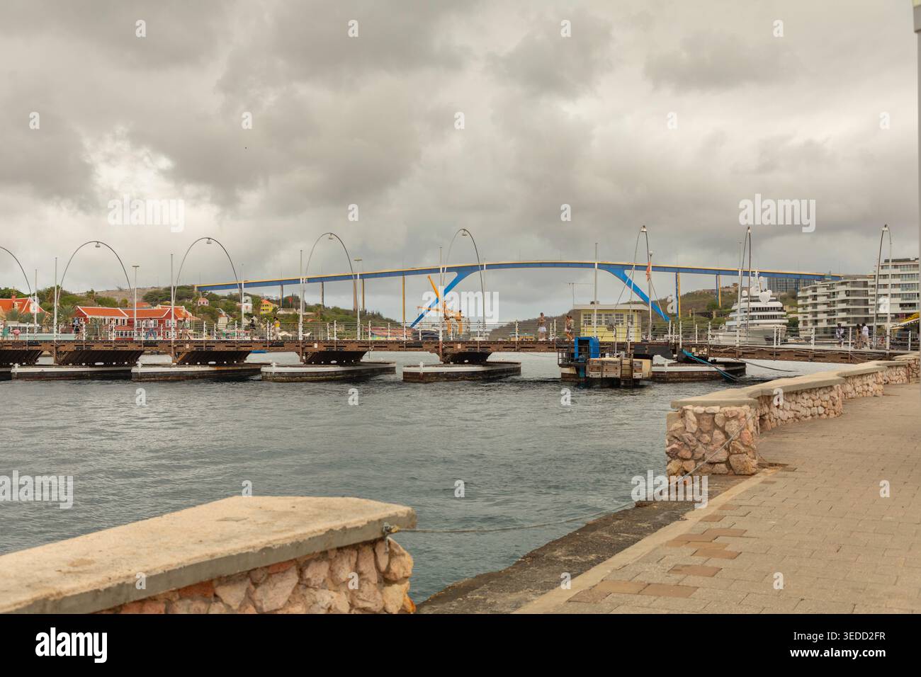 Le pont Queen Juliana de 56 mètres (185 pieds) traversant la baie d'Ana est vu derrière le pont ponton Queen Emma à Willemstad, capitale de Curaçao. Banque D'Images