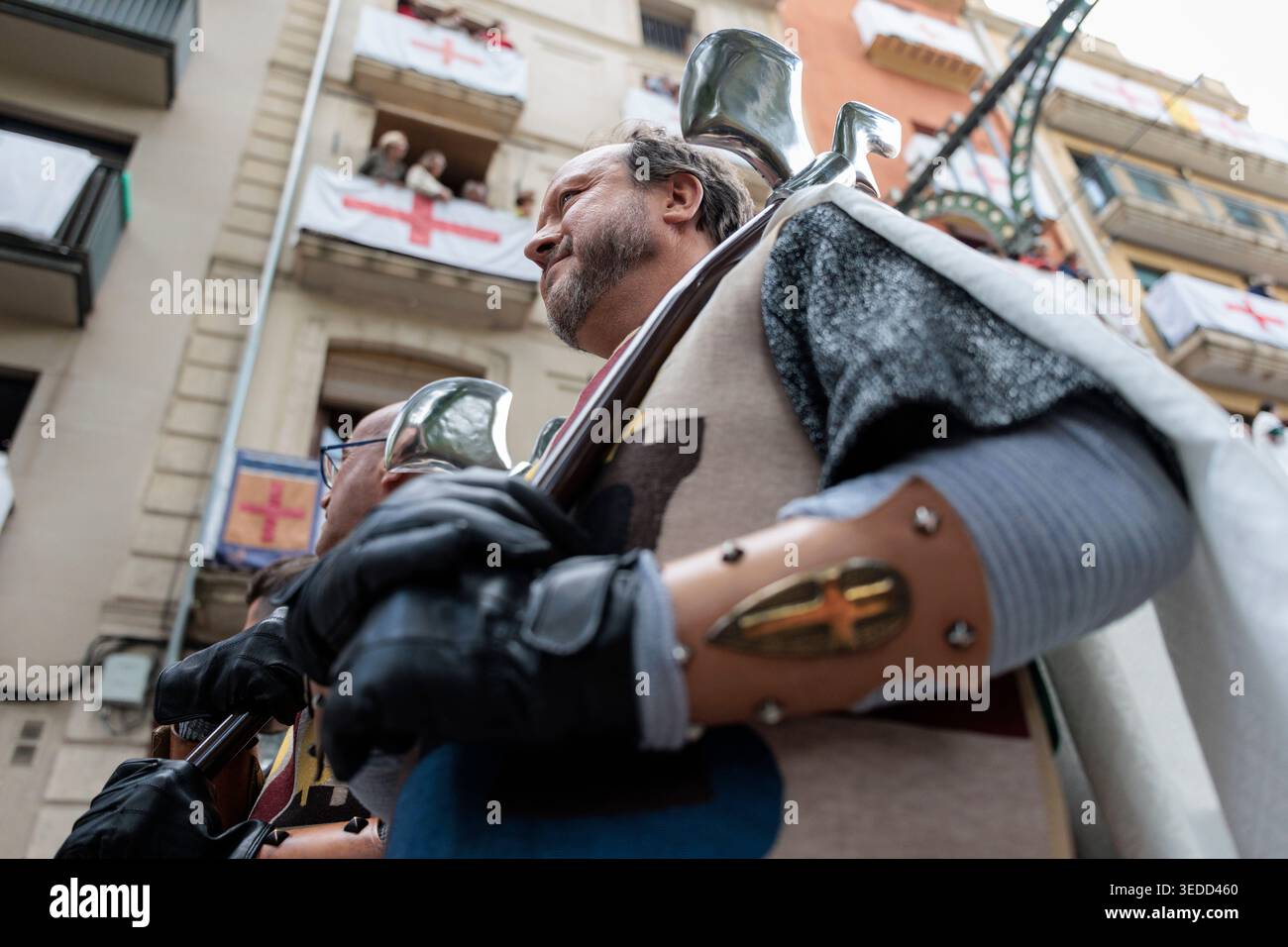 Détail du costume et de l'héraldique du Groupe Alcodianos lors de la Fête des Maures et des Chrétiens à Alcoy le 24 avril 2026, Espagne Banque D'Images