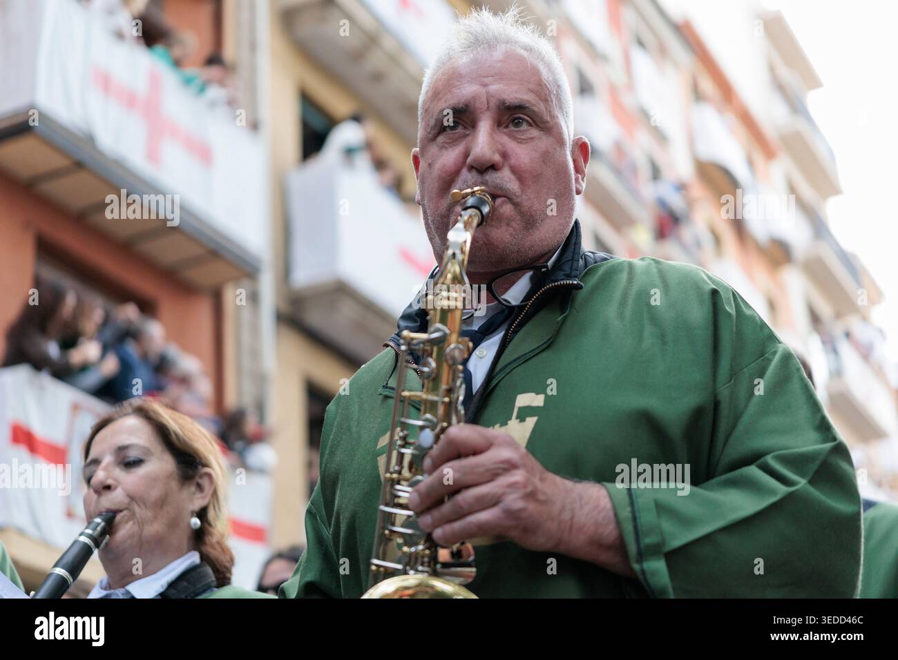 Saxophoniste de la Société musicale culturelle de Penaguila accompagnant le Groupe Alcodianos au Festival des Maures et Chrétiens d'Alcoy le 24 avril 202 Banque D'Images