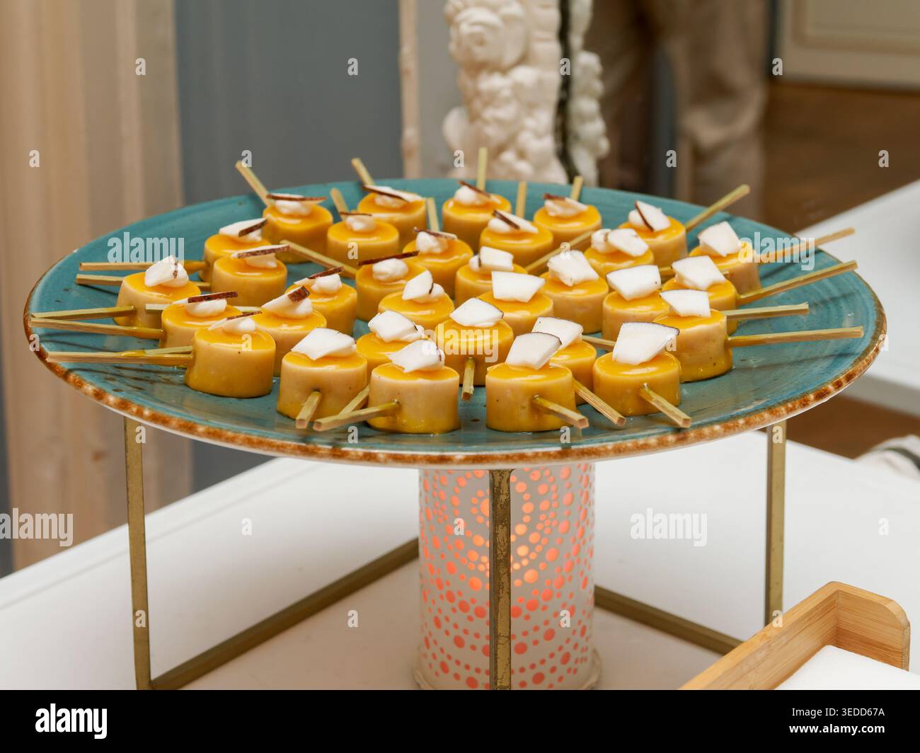 Hors-d'œuvre gastronomique exotique recouvert de noix de coco servis sur un élégant buffet de restauration lors d'un cocktail. Banque D'Images