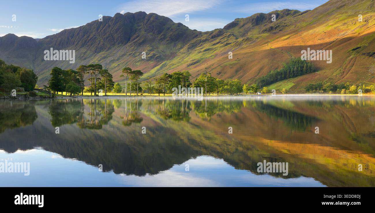 Vue panoramique sur le lac Buttermere avec la chaîne de montagnes Haystacks et des reflets calmes dans l'eau. Parc national de Lake District, Royaume-Uni. Banque D'Images