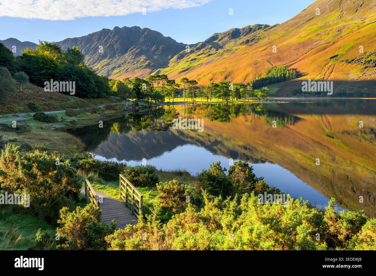 Belle matinée d'automne avec des reflets au lac Buttermere dans le Lake District, Royaume-Uni. Banque D'Images