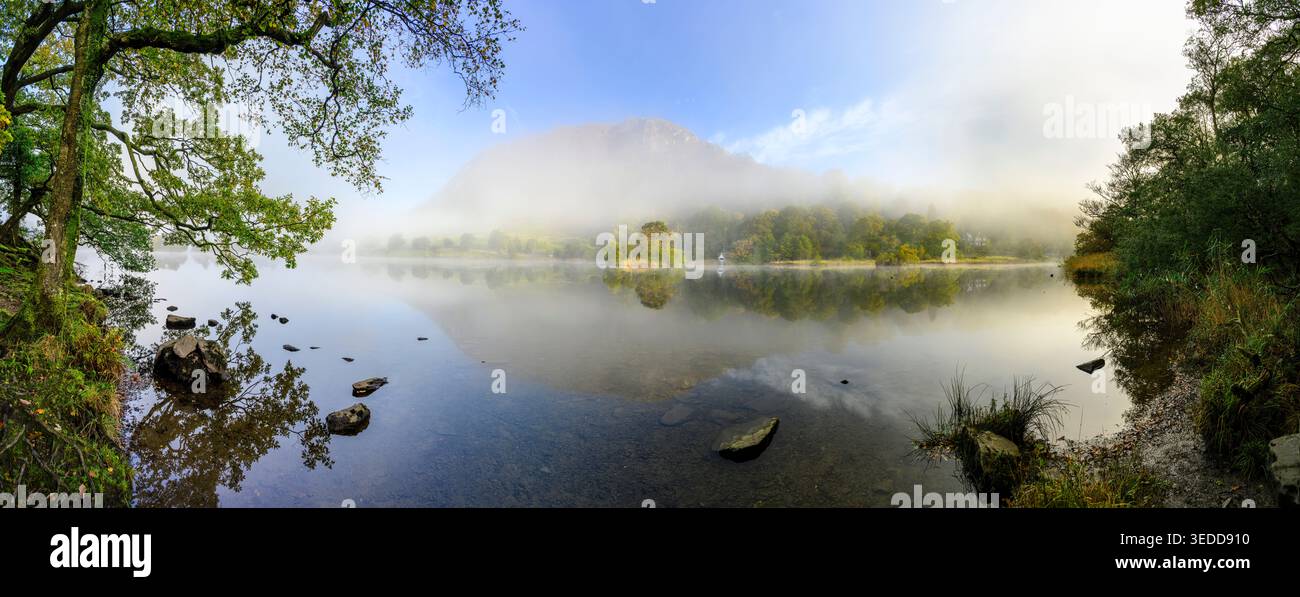 Vue panoramique sur le rivage de Rydal alors que la brume matinale commence à se lever, Lake District, Royaume-Uni. Banque D'Images