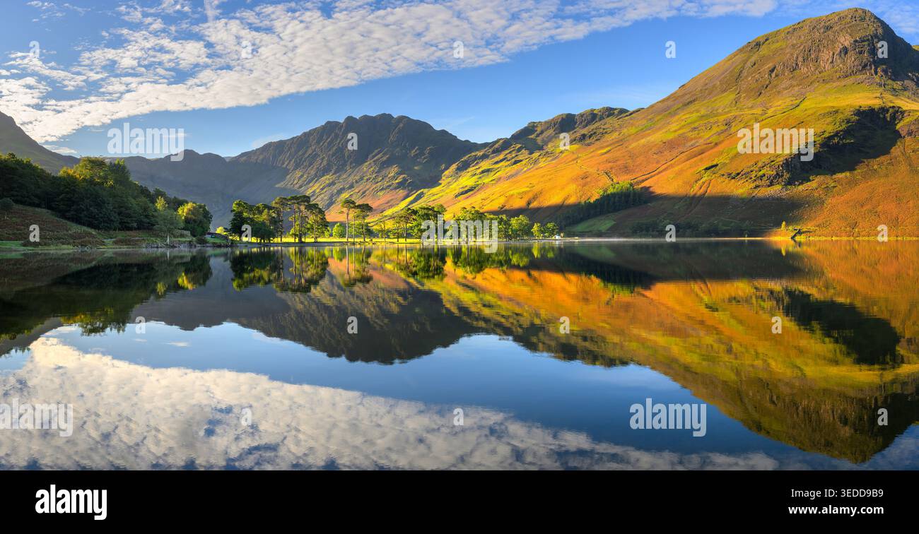 Beaux reflets matinaux d'automne dans le lac Buttermere dans le parc national de Lake District, Royaume-Uni. Banque D'Images