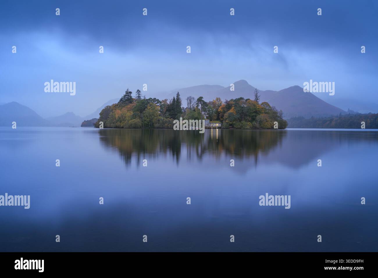 Heure bleue au lac Derwentwater avec des reflets matinaux calmes, Lake District, Royaume-Uni. Banque D'Images