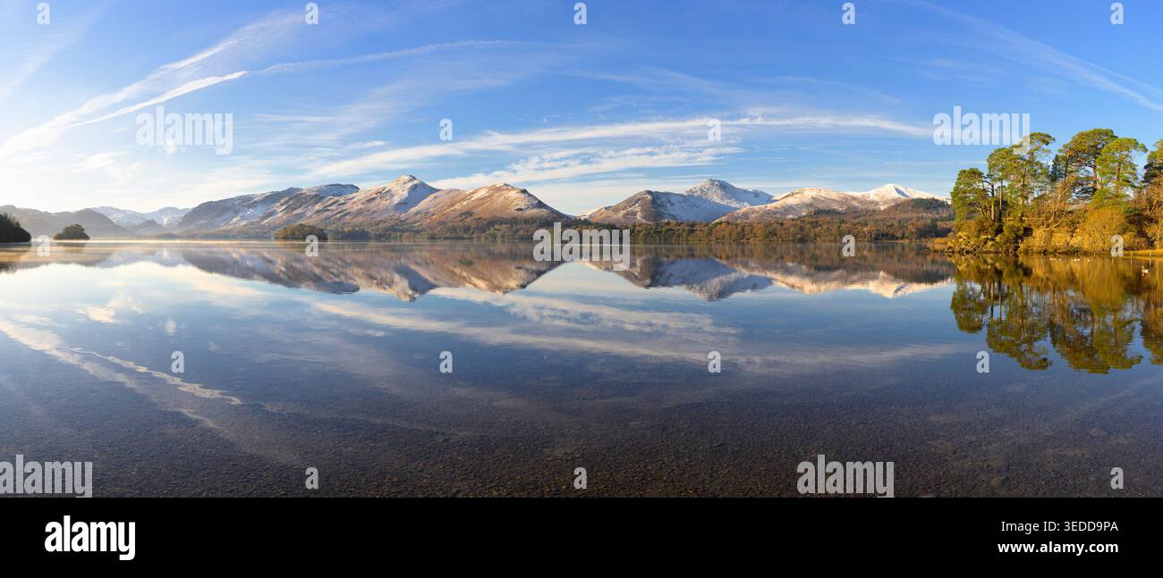 Lac Derwentwater par un beau matin d'hiver avec des reflets calmes vus de Friars Crag dans le Lake District, Royaume-Uni. Banque D'Images