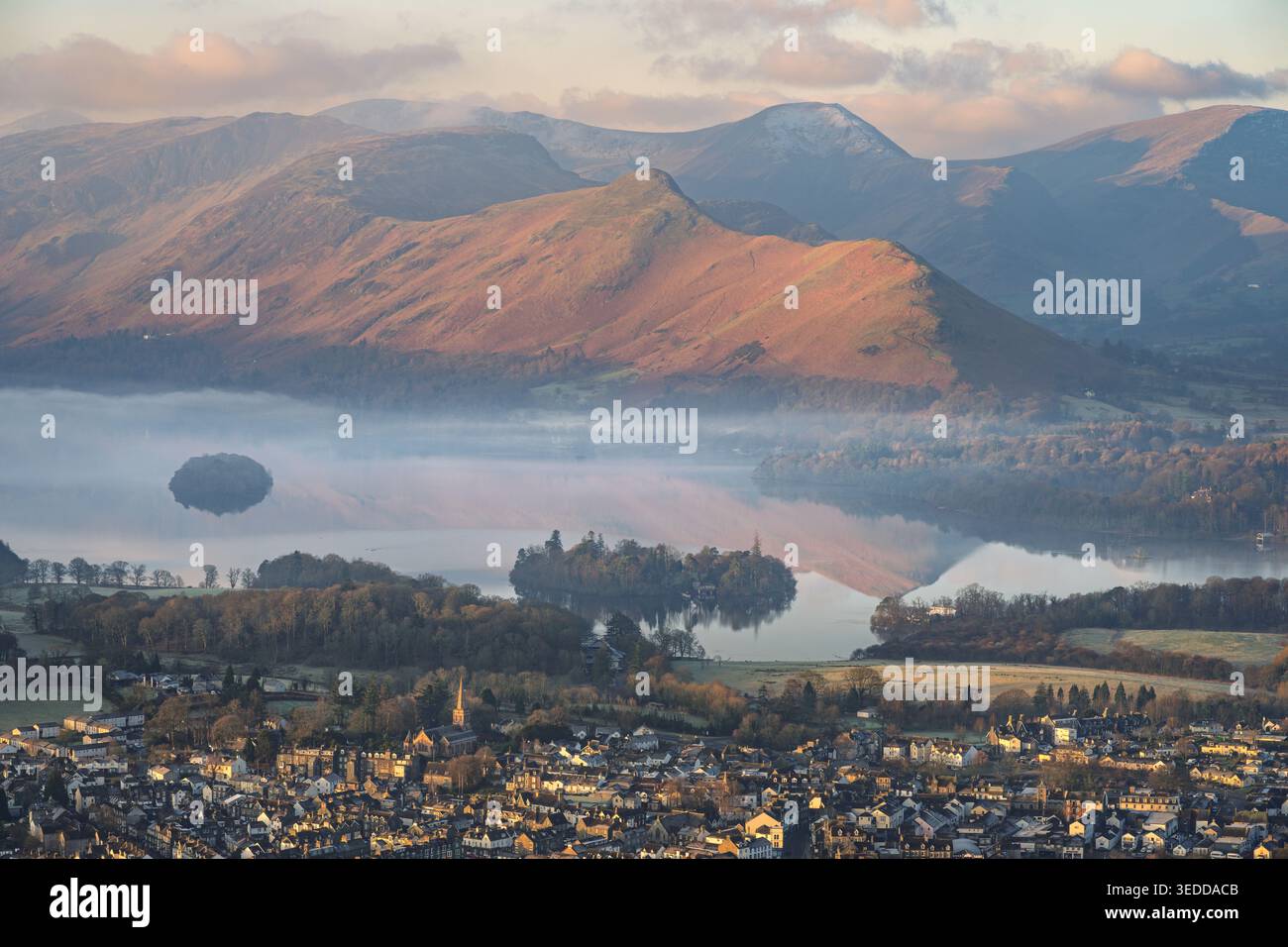 Vues paisibles le matin de la chaîne de montagnes Catbells avec des reflets à Derwentwater, Lake District, Royaume-Uni. Banque D'Images