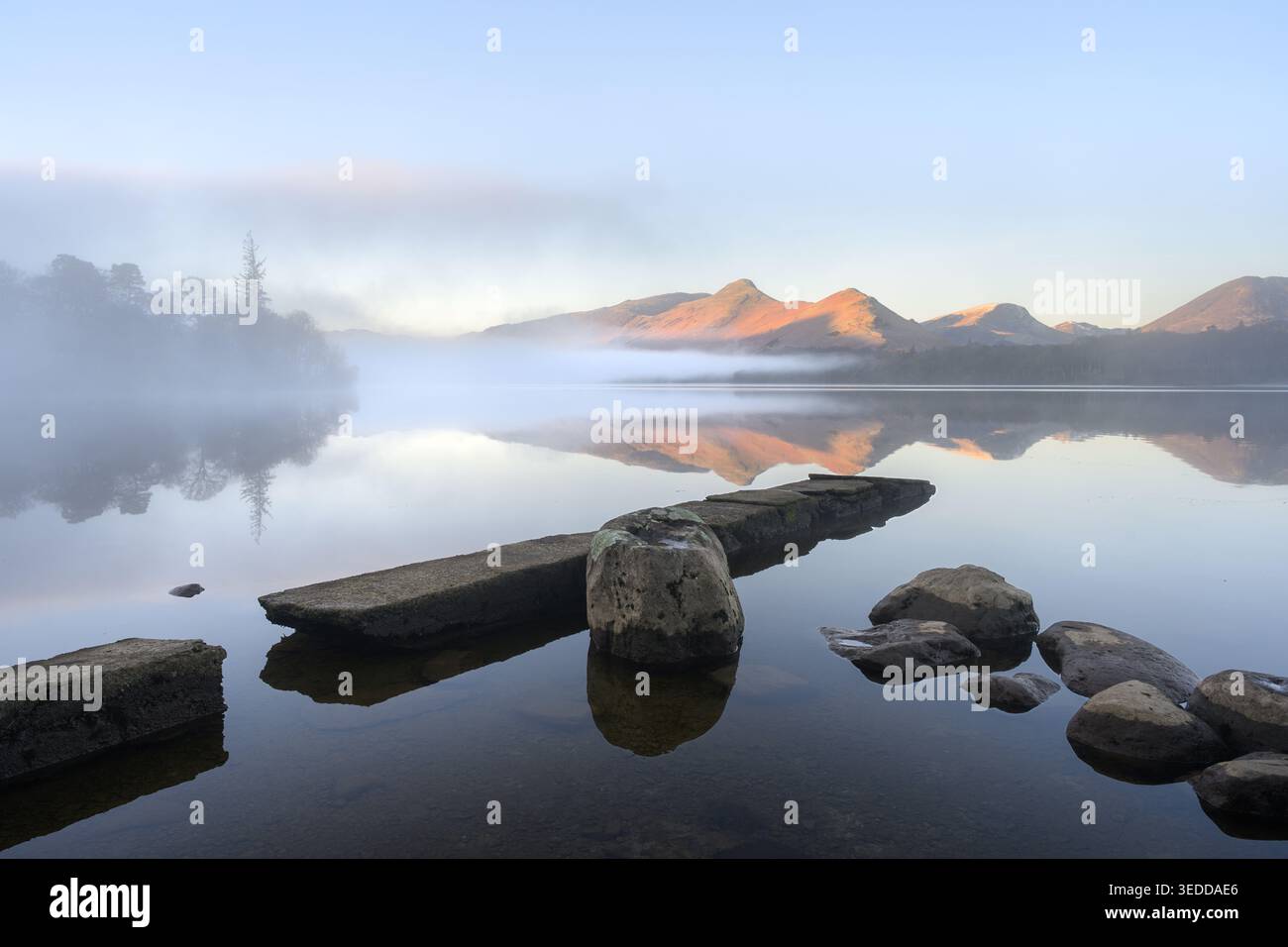 Reflets calmes des montagnes dans le lac le matin brumeux : Catbells et Derwentwater, Lake District, Royaume-Uni. Banque D'Images