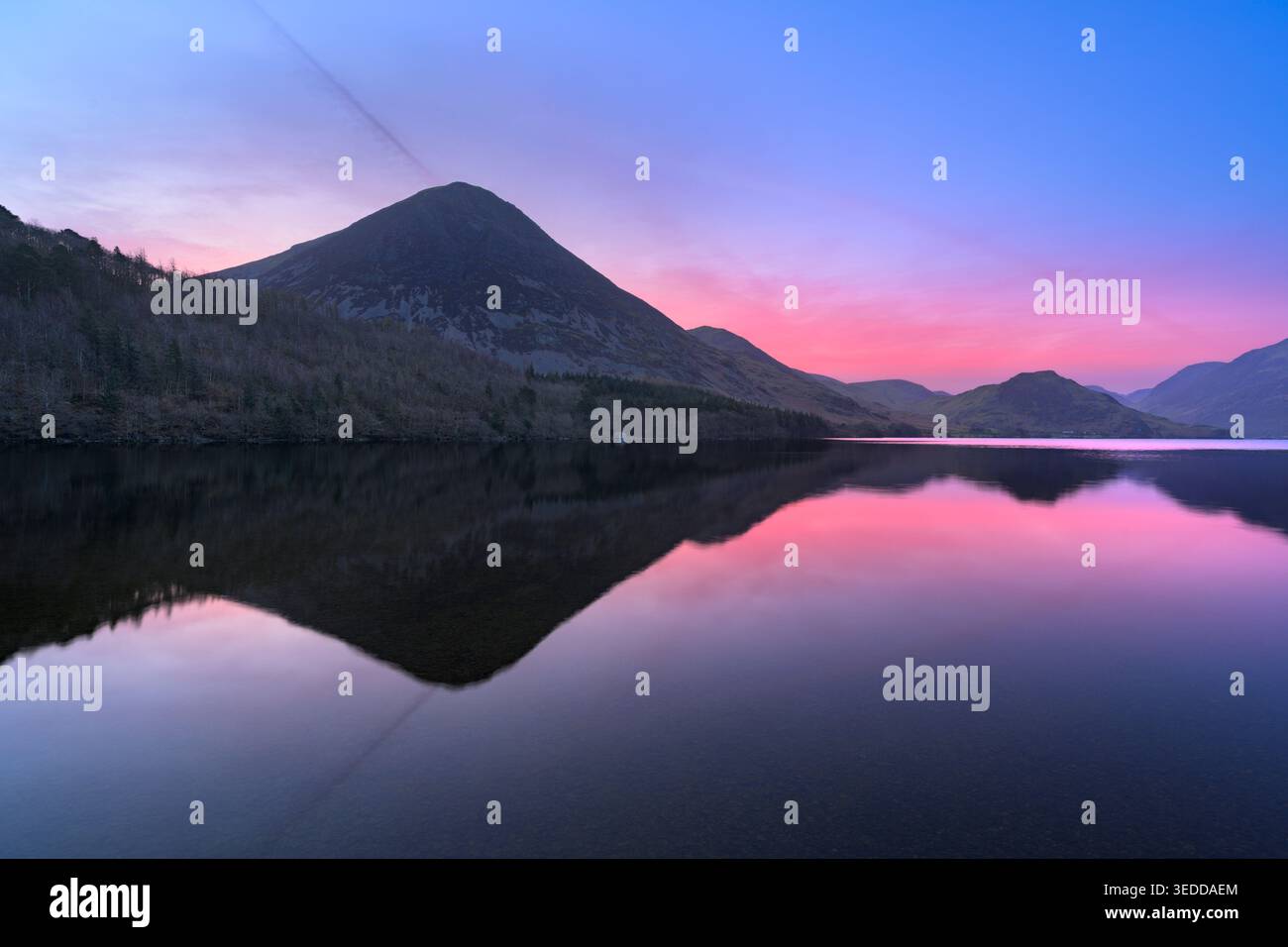 Reflets roses du lever du soleil de Grasmoor à Crummock Water dans le Lake District, Royaume-Uni. Banque D'Images