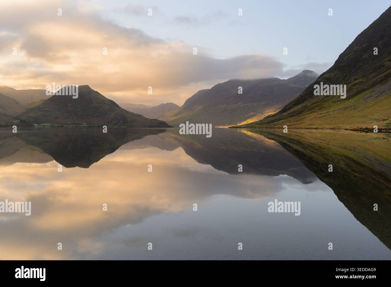 Réflexions de montagne sur un matin calme à Crummock Water dans le Lake District, Royaume-Uni. Banque D'Images