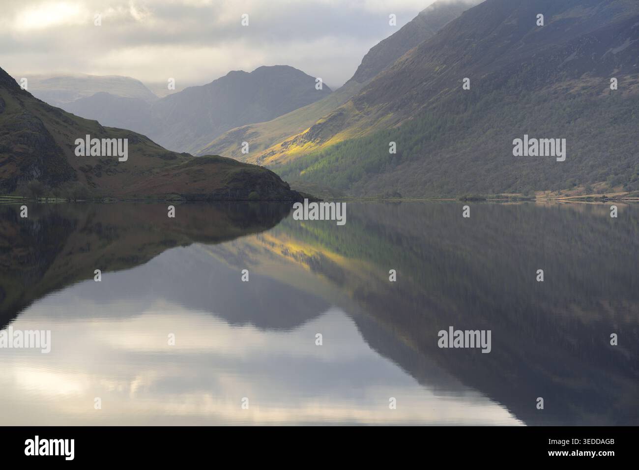 Reflets de montagnes dans le lac calme un matin paisible à Crummock Water, Lake District, Royaume-Uni. Banque D'Images