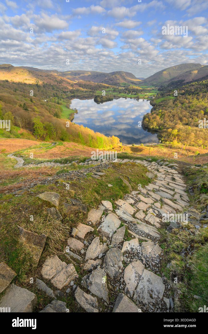 Sentier de montagne sinueux menant à une vue aérienne de Grasmere lors d'un magnifique matin de printemps dans le parc national du Lake District. Banque D'Images