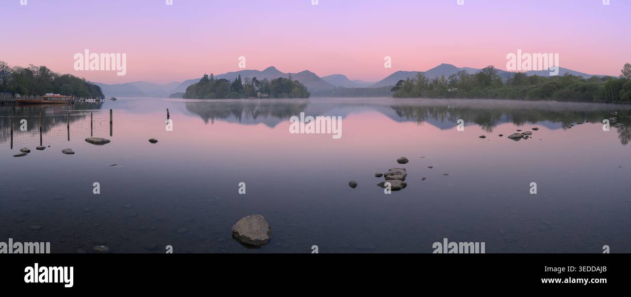 Derwentwater au lever du soleil avec vue panoramique large vue depuis le rivage de Crow Park, Lake District, Royaume-Uni Banque D'Images