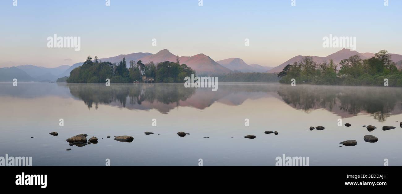Réflexions matinales paisibles dans le lac Derwentwater avec vue panoramique sur Catbells et les montagnes environnantes. Lake District, Royaume-Uni. Banque D'Images