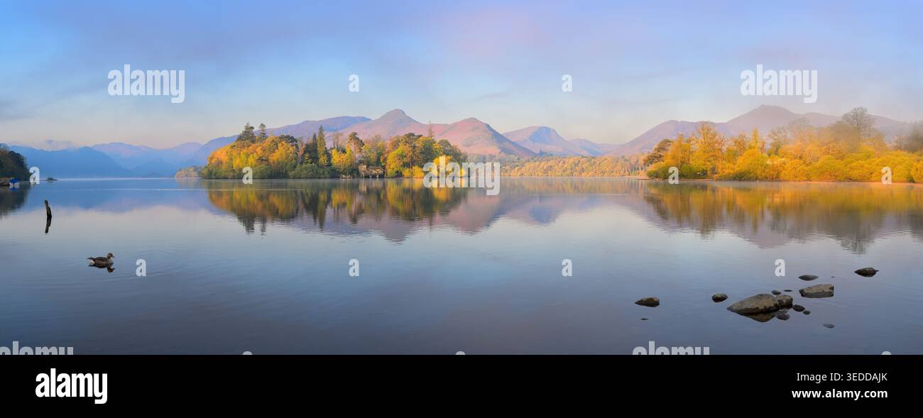 Vue panoramique de Derwent Isle et Catbells par un matin de printemps calme, vu de Crow Park, Derwentwater, Lake District, Royaume-Uni. Banque D'Images
