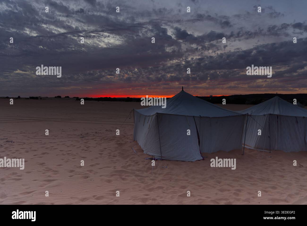 Coucher de soleil au camp d'Amatlich en Mauritanie Banque D'Images