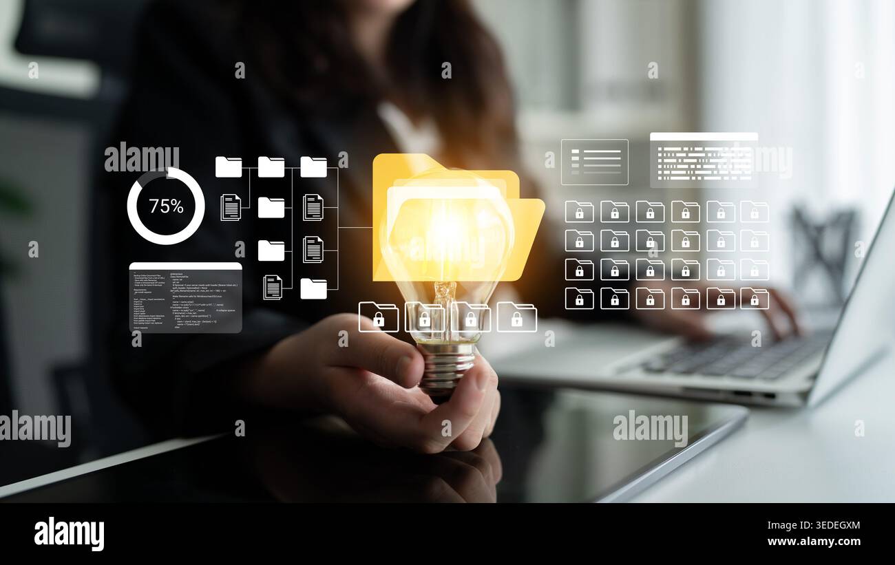 Un professionnel des affaires tient une ampoule lumineuse symbolisant l'innovation, entourée d'icônes de visualisation de données dans un cadre de bureau moderne Banque D'Images