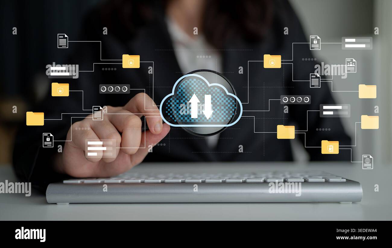 Une femme d'affaires interagit avec la technologie de cloud computing, visualisant le stockage de données et les icônes de gestion de fichiers tout en étant assise dans un bureau moderne Banque D'Images