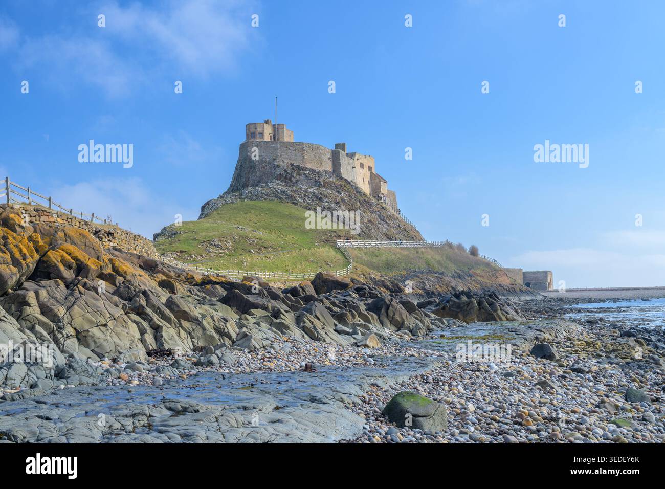 Château de Lindisfarne sur l'île Sainte au large de la côte du Northumberland dans le nord de l'Angleterre Banque D'Images