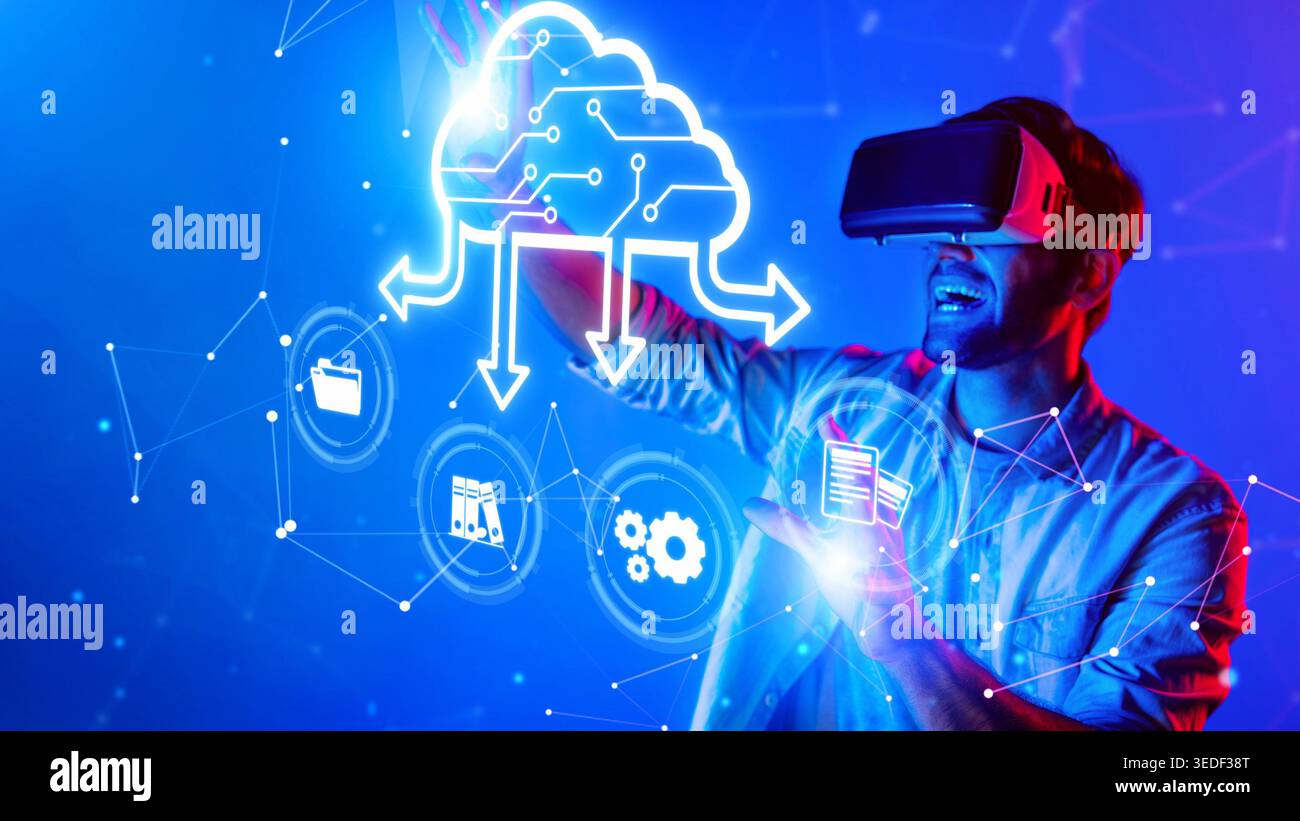 Un homme fait l'expérience de la réalité virtuelle en portant un casque, en s'engageant avec la technologie de cloud numérique et les icônes de données dans un environnement de néon bleu éclatant. Trame Banque D'Images