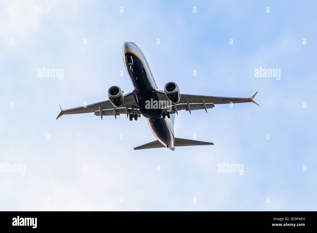 Rome, Italie - 3 mai 2026 : une perspective ascendante capture un avion commercial de passagers, avec des volets déployés et le train d'atterrissage abaissé, pendant l'aileron Banque D'Images