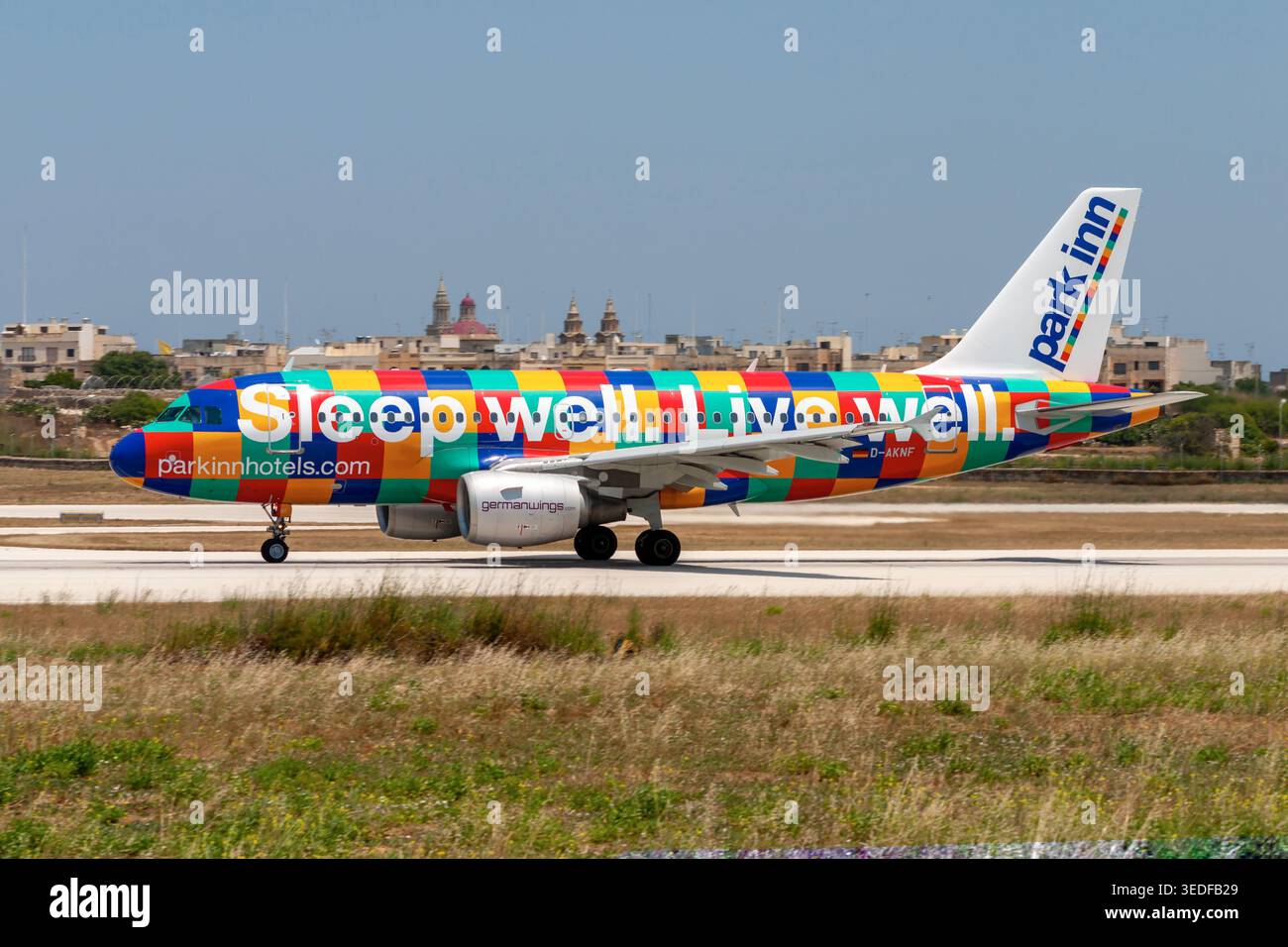 Airbus A319-112 de Germanwings (REG : d-AKNF) à Park Inn livrée spéciale décollant de la piste 32. Banque D'Images
