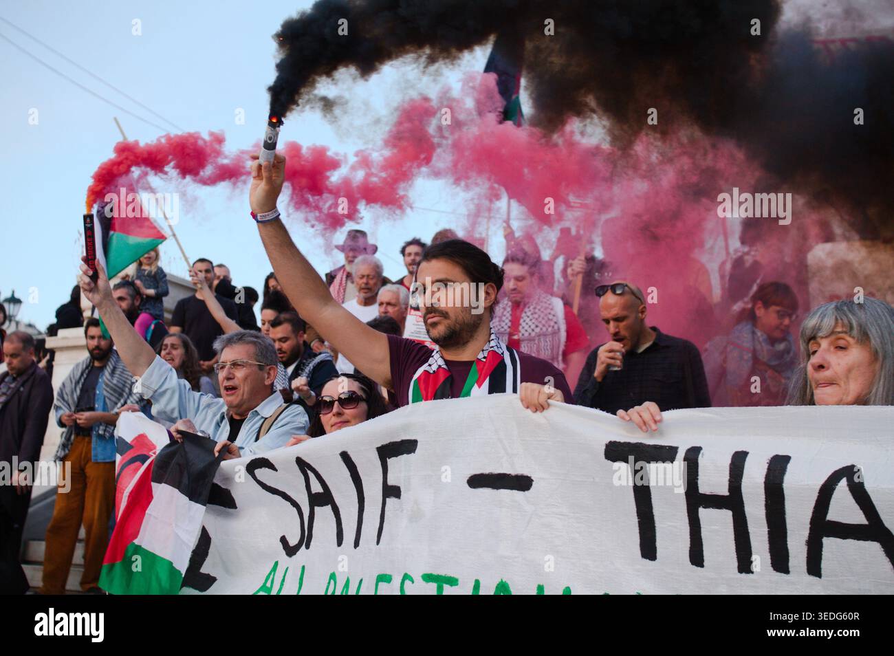 Des manifestants pro-palestiniens allument des fusées éclairantes lors d'une marche de solidarité à Gaza dans le centre d'Athènes. Grèce | mai 2026. Banque D'Images